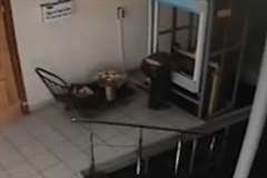 配膳用エレベーターに挟まれてしまった女性