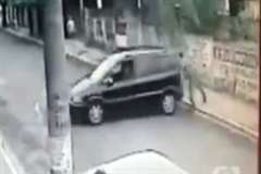 勾配がある車庫からバックしてきた自分の車に轢かれる男性