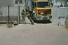 トラックに足を轢かれる作業員