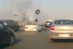 走行中の車が突然爆発する