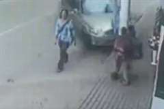 間一髪！鉄柱に救われた3人の歩行者