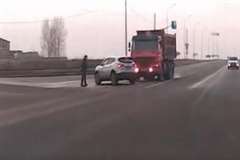 衝突事故に巻き込まれそうで巻き込まれなかった強運な歩行者