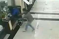 銀行内でひったくりを試みるもあっけなく取り押さえられる男