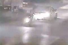 右折のため停車していたピックアップトラックにスクーターが激しく追突！