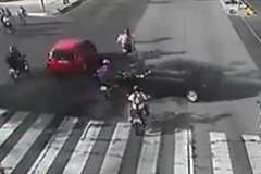 信号無視で交差点内に進入した車がバイク2台を撥ねる