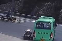 バイクで転倒した男性がバスのタイヤで頭を轢かれる