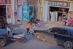 アクセルとブレーキの踏み間違いにより子供が押し潰され死亡