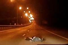 事故の衝撃で数メートル先まで放り出されたドライバー