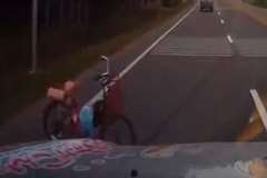 道路を走行中突然目の前で子供が自転車から落下し車道に飛び出してくる