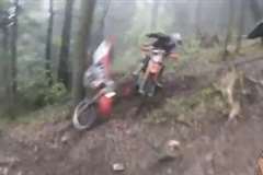 山中の道なき道でライダーの手を離れたバイクが別のライダーを襲う