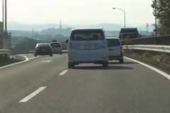 名阪国道で前方の車を激しく煽るヴェルファイアが撮影される