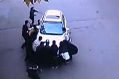 車の下敷きになった人を車を持ち上げて救出する