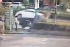 歩道に暴走車が飛び込み男性が撥ねられ即死