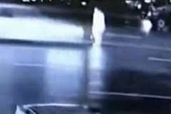 【自殺】道路に立っていた人が車に撥ねられ死亡