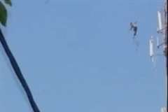 鉄塔の上から躊躇なく飛び降り自殺をする男性