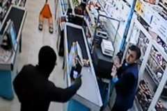 武装強盗に抵抗し射殺されたスーパーの店員