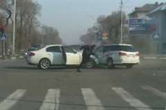 交差点内で事故を起こした車のドライバーが車を乗り捨て走って逃走