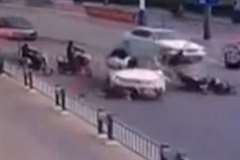 暴走車が自転車やバイクを次々と撥ね飛ばす