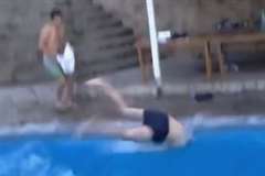 飛び込みに失敗しプールサイドで肩を強打する男性