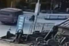 2車線またいでUターンしようとしたバイクにバスが突っ込みバイク炎上！