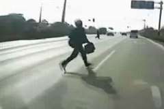 小走りで道路を横断しようとしていた男性が車に撥ねられる