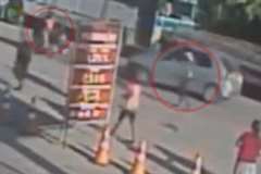 車とバイクの正面衝突事故で弾き飛ばされたライダーが歩行者に激突！