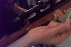 ライフル式のエアガンを超至近距離から素足に撃ち込む