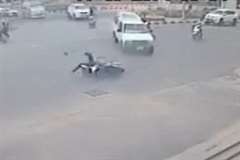 信号無視のバイクが交差点内で車と衝突