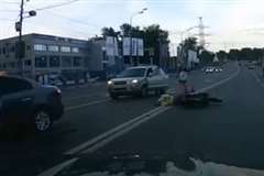 カーブを曲がりきれず対向車に衝突するバイク