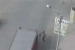 トラックの側面に飛び乗ろうとするが失敗し轢かれる男性