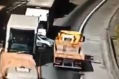 トラックの車列から押し出された乗用車に対向車のトラックが衝突！