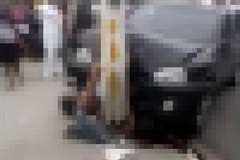 女性が車とコンクリート製の柱の間に挟まれ死亡