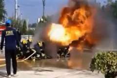 消火訓練中の消防士に炎が襲いかかる