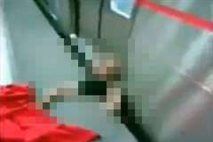 駅のホームで列車とホームの間に挟まれてしまった男性