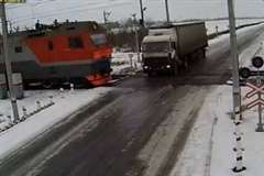 凍った路面でスリップし踏切手前で止まれなかったトラックが列車と衝突し運転手死亡