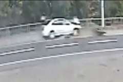 バイクと車の正面衝突事故・・・真上に弾き飛ばされたライダー