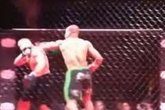 MMAファイターの耳が破裂し血しぶきが上がる