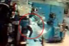 作業員が機械に巻き込まれる瞬間を捉えた映像