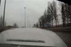 道路を走行中に突然視界が遮られた車