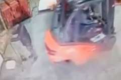 フォークリフトに轢かれ作業員死亡