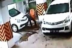 突然動き出した車を止めようとした男性が2台の車の間に挟まれる