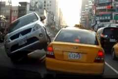 信号待ちのタクシーに対向車が乗り上げる