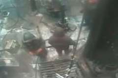 石油プラットフォームで破損したドリルの一部が落下し作業員に直撃する