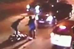 道路に立っていた男性が3度車に轢かれる