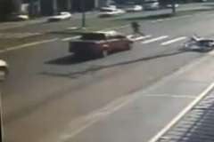 横断歩道を小走りで渡る女性が車に撥ね飛ばされる