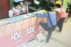 スーパーの女性従業員が男にナイフで刺される