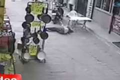 電線と共に転落してきた女性・・・電線は女性の上で火花を上げる