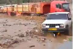 鉄砲水に押し流されそうになりながらも何とか脱出する四駆車