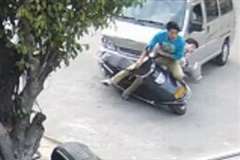 直進してきたスクーターにUターンしようとした車が衝突！