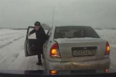 追い越された車に目の前で急停車され追突する車